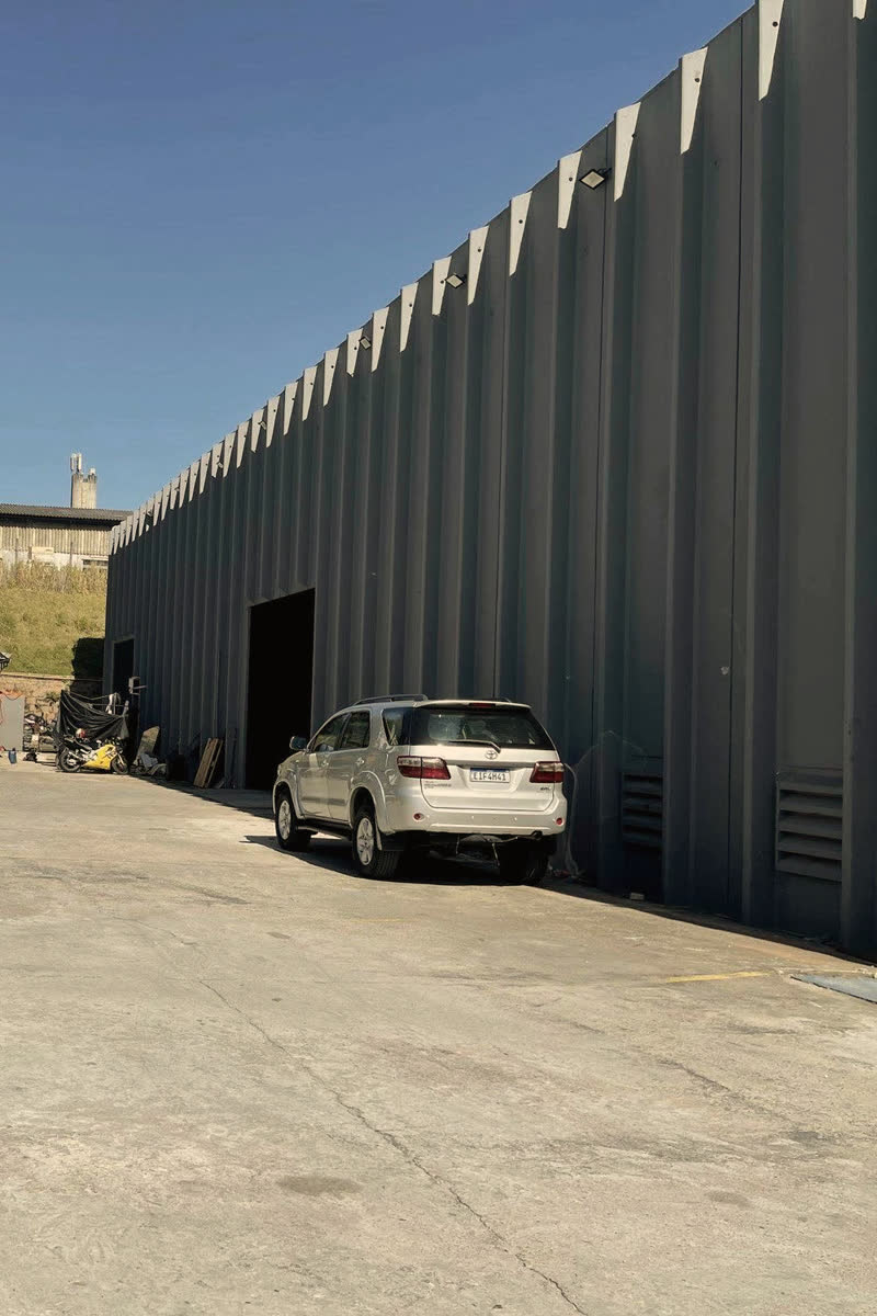 Pátio e estacionamento nos fundos