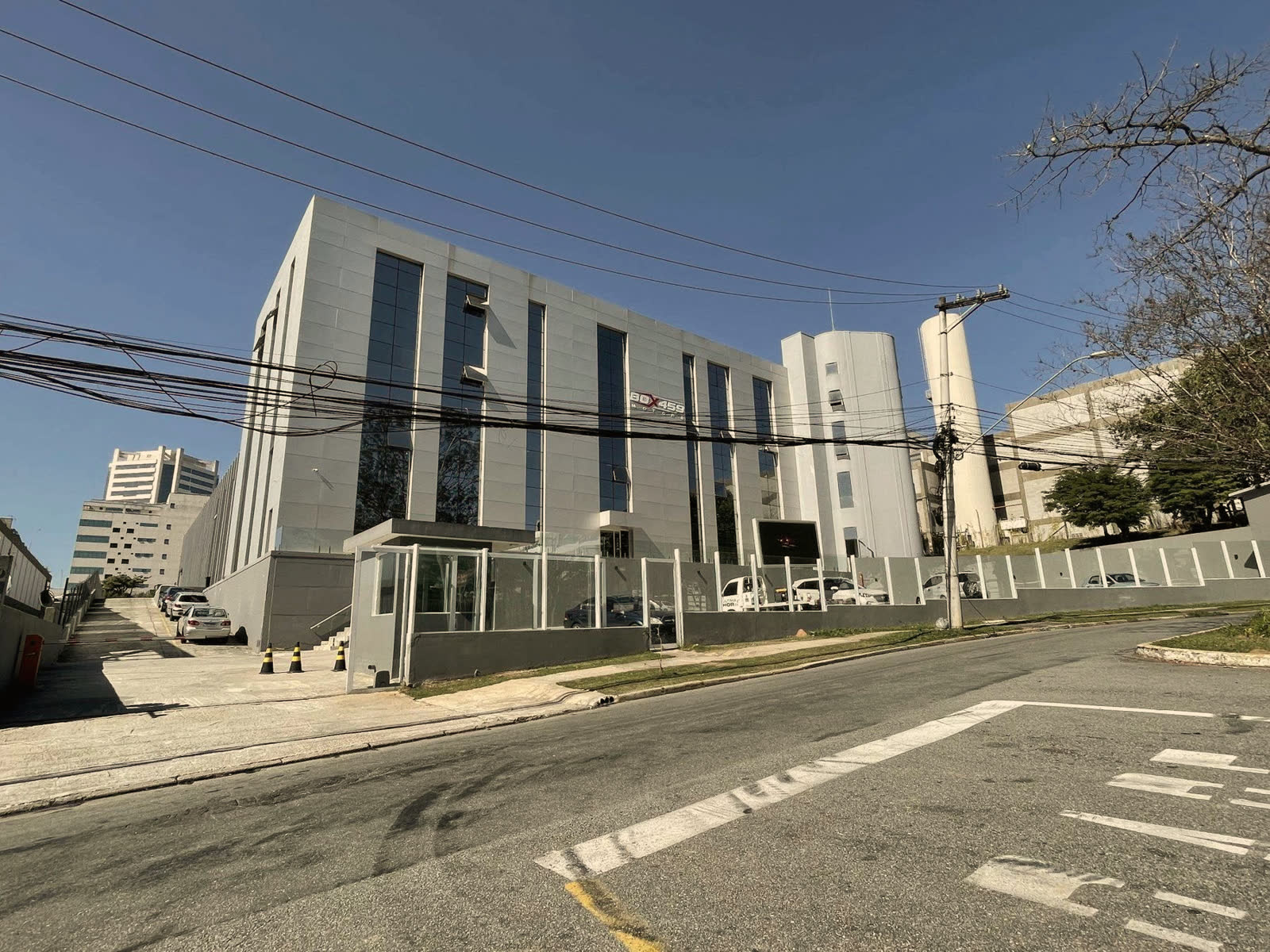 Fachada do prédio e portaria vistas da Av. Juruá